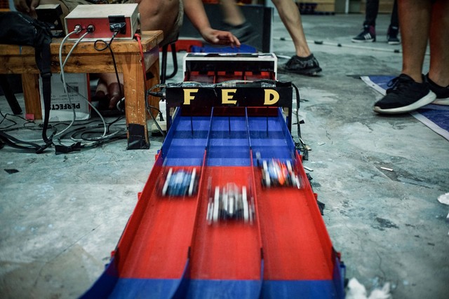Laju mobil balap Tamiya saat beradu kecepatan di trak Pondok Gede, Bekasi. Foto: Iqbal Firdaus/kumparan
