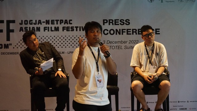 Direktur Festival JAFF, Ifa Isfansyah (tengah) dalam konferensi pers penutupan JAFF 2022. Foto: Widi RH Pradana