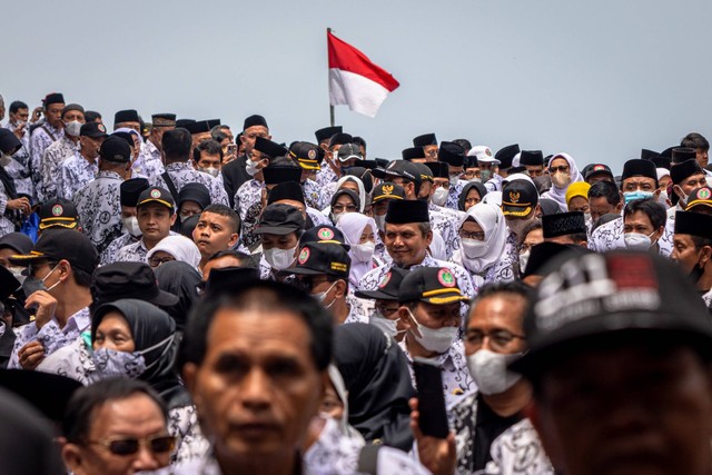 Sejumlah guru mengantre untuk meninggalkan lokasi seusai menghadiri Puncak Peringatan HUT Ke-77 Persatuan Guru Republik Indonesia (PGRI) dan Hari Guru Nasional (HGN) 2022 yang dihadiri Presiden Joko Widodo di Semarang, Jawa Tengah, Sabtu (3/12/2022). Foto: Aji Styawan/Antara Foto