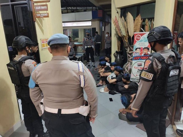 Polisi mengamankan 13 pelajar di Bantul yang kedapatan bawa senjata tajam. Foto: dok. Polres Bantul