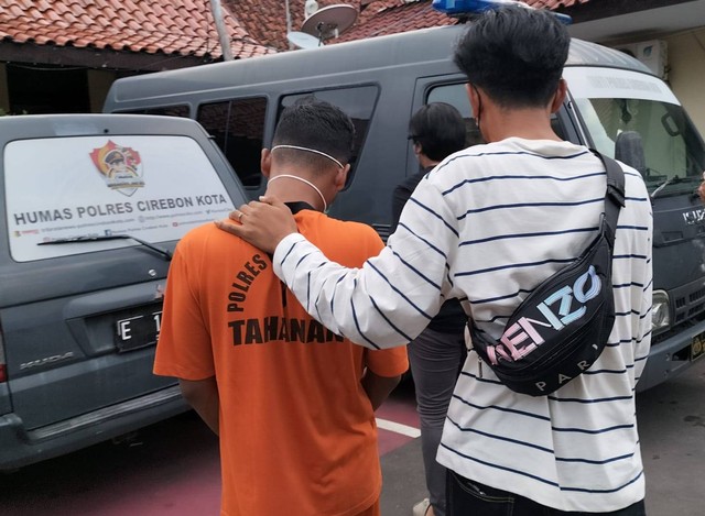 Polres Cirebon Kota menangkap anggota polisi yang menjual obat-obatan terlarang.(Juan)