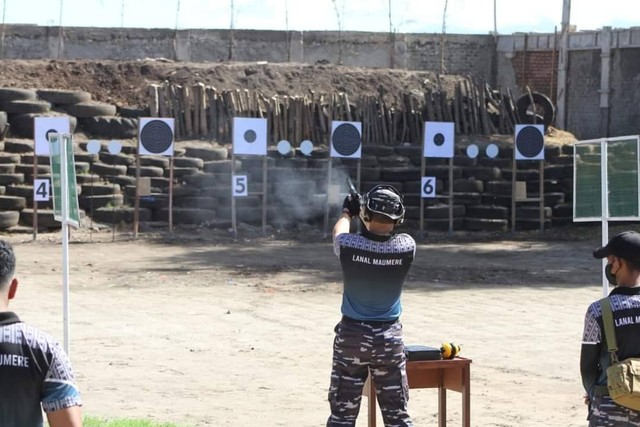 Keterangan foto:Pelaksanaan lomba menembak Danlanal Cup, Sabtu (3/12/2022). Foto:Dok.Lanal Maumere.