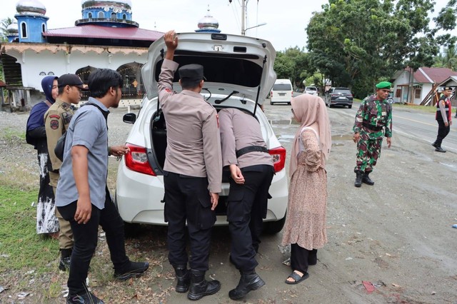 Petugas gabungan di Aceh Barat menggelar razia cipta kondisi, Sabtu (3/12/2022), menjelang peringatan Milad ke-46 Gerakan Aceh Merdeka (GAM) pada 4 Desember besok. Foto: Polisi