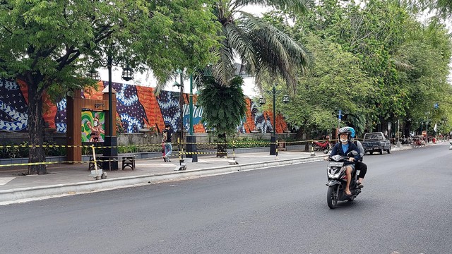 Pengendara motor melintas di Jalan Diponegoro, Solo. FOTO: Fernando Fitusia