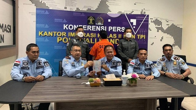 Konferensi pers Kantor Imigrasi Polewali Mandar terkait deportasi satu WNA asal Malaysia. Foto: Istimewa 