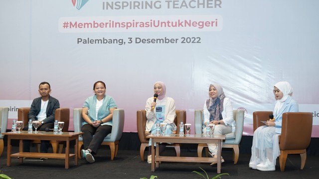 Seminar kurikulum berbasis kampus merdeka bagi para pendidik yang digagas salah satu perusahaan kosmetik yanf menghadirkan influencer dari Jakarta, Sabtu (3/12) Foto: prim/Urban Id