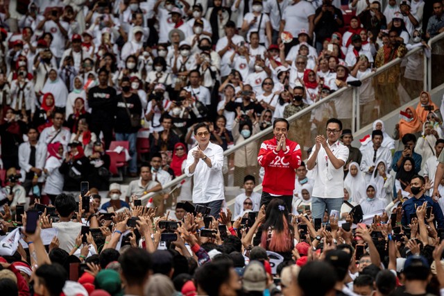 Presiden Joko Widodo (tengah) menyapa relawan saat menghadiri acara Gerakan Nusantara Bersatu: Satu Komando Untuk Indonesia di Stadion Utama Gelora Bung Karno, Jakarta, Sabtu (26/11/2022). Foto: Aprillio Akbar/ANTARA FOTO