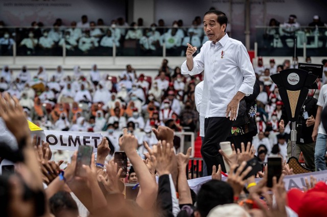Presiden Joko Widodo menyapa relawan saat menghadiri acara Gerakan Nusantara Bersatu: Satu Komando Untuk Indonesia di Stadion Utama Gelora Bung Karno, Jakarta, Sabtu (26/11/2022). Foto: Aprillio Akbar/ANTARA FOTO