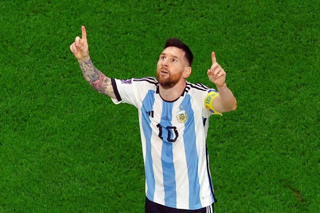 Pemain Argentina Lionel Messi merayakan gol pertamanya saat melawan Australia pada babak 16 besar Piala Dunia 2022 di Stadion Ahmad bin Ali, Al Rayyan, Qatar, Sabtu (2/12/2022). Foto: Bernadett Szabo/REUTERS