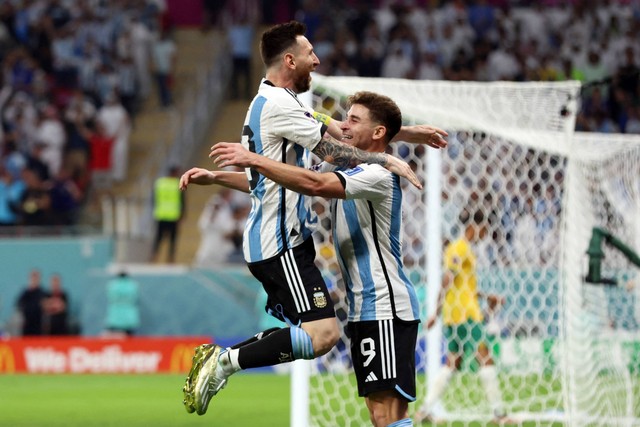 Pemain Argentina Julian Alvarez merayakan gol kedua mereka dengan Lionel Messi saat melawan Australia pada babak 16 besar Piala Dunia 2022 di Stadion Ahmad bin Ali, Al Rayyan, Qatar, Sabtu (2/12/2022). Foto: Pedro Nunes/REUTERS