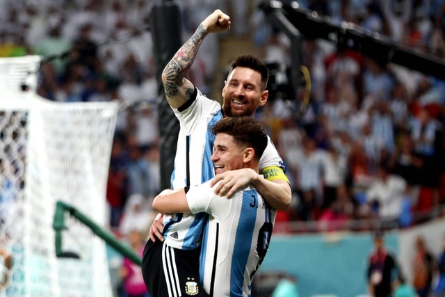 Pemain Argentina Julian Alvarez merayakan gol kedua mereka dengan Lionel Messi saat melawan Australia pada babak 16 besar Piala Dunia 2022 di Stadion Ahmad bin Ali, Al Rayyan, Qatar, Sabtu (2/12/2022). Foto: Pedro Nunes/REUTERS