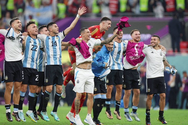 Pemain Argentina merayakan kemenangannya dan lolos ke perempat final Piala Dunia 2022 di Stadion Ahmad bin Ali, Al Rayyan, Qatar, Sabtu (2/12/2022). Foto: Kai Pfaffenbach/REUTERS