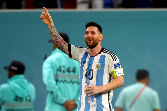 Pemain Argentina Lionel Messi merayakan kemenangannya usai Argentina lolos ke perempat final Piala Dunia 2022 di Stadion Ahmad bin Ali, Al Rayyan, Qatar, Sabtu (2/12/2022). Foto: Bernadett Szabo/REUTERS