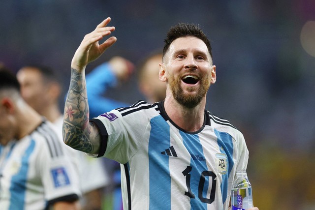 Pemain Argentina Lionel Messi merayakan kemenangannya usai Argentina lolos ke perempat final Piala Dunia 2022 di Stadion Ahmad bin Ali, Al Rayyan, Qatar, Sabtu (2/12/2022). Foto: Kai Pfaffenbach/REUTERS