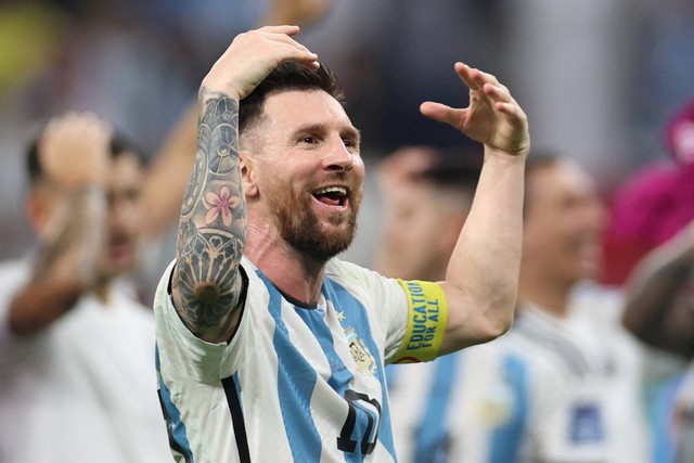 Pemain Argentina Lionel Messi merayakan kemenangannya usai Argentina lolos ke perempat final Piala Dunia 2022 di Stadion Ahmad bin Ali, Al Rayyan, Qatar, Sabtu (2/12/2022). Foto: Pedro Nunes/REUTERS