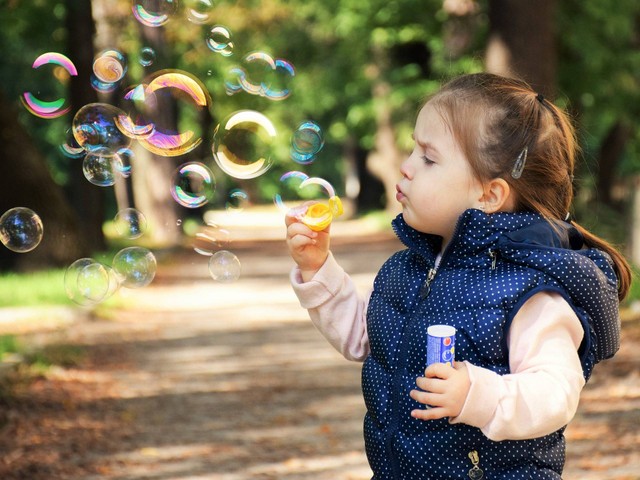 Inner child bermain balon ( sumber : pixabay)