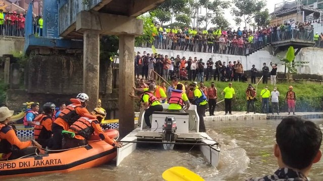 Menteri PUPR sekaligus ketua PB PODSI Basuki Hadimuljono di acara Festival Dayung Ciliwung pada Minggu (4/12).  Foto: Dok. Istimewa