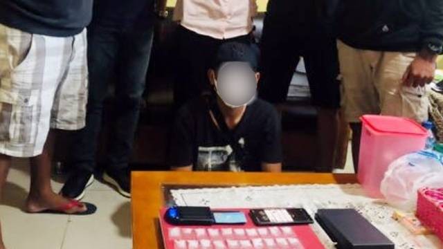 Tersangka pengedar narkoba bersama dengan barang bukti yang diamankan Polresta Manado