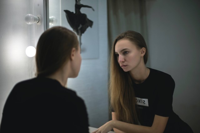 Gambar oleh Ivan Oboleninov: https://www.pexels.com/photo/woman-in-black-shirt-facing-mirror-211024/