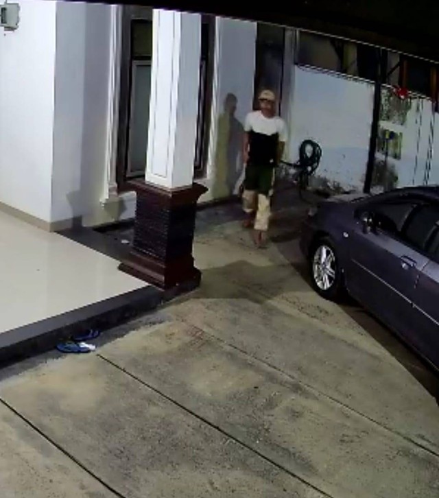 Terduga pelaku pencurian modus bobol rumah terekam CCTV saat melakukan aksinya. | Foto : Ist