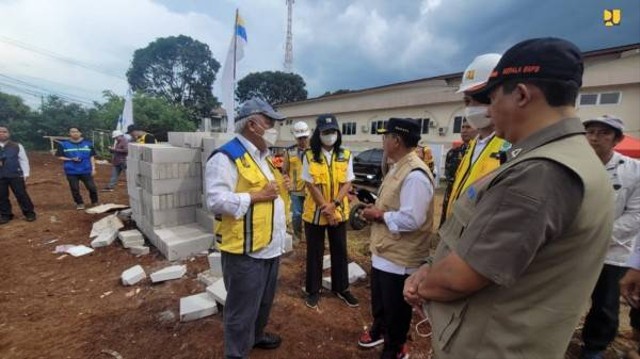 Menteri PUPR Basuki Hadimuljono meninjau progres penanganan pascabencana gempa di Cianjur, Sabtu (3/12/2022).  Foto: Kementerian PUPR