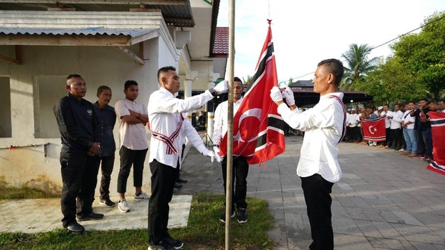 Bendera Bintang Buleun dikibarkan di Aceh Utara untuk memperingatan Milad ke-46 GAM. Foto-foto: Aneuk Syuhada untuk acehkini   