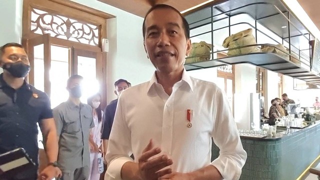 Presiden Jokowi seusai melakukan rapat terkait pernikahan Kaesang dan Erina di Soga Eatery, Solo, Minggu (04/12/2022). FOTO: Fernando Fitusia