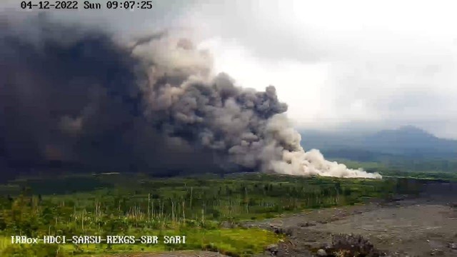 Luncuran awan panas Gunung Semeru Siang ini. Foto/ PGA Gunung Sawur