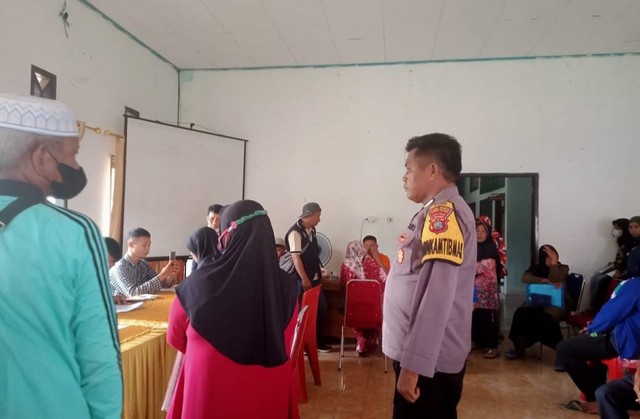 Bhabinkamtibmas Polsek Moramo Utara, Polres Konawe Selatan melakukan pendampingan penyaluran BLT di kantor kecamatan, pada Minggu (04/12). Foto: Istimewa