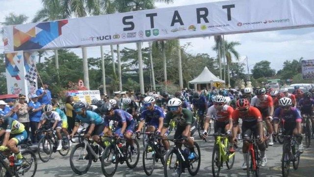 Peserta Tour de Siak 2022 siap gowes di Etape 2 Siak to Pekanbaru. (HENDRA DEDAFTA/SELASAR RIAU)