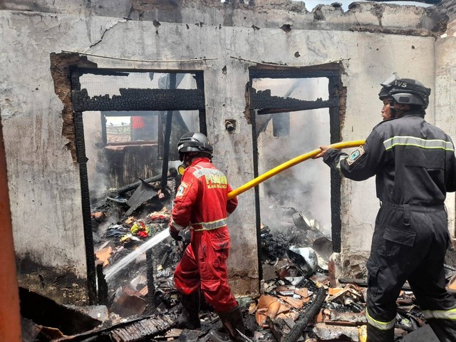 Tampak petugas Damkar Kuningan, Jabar, saat memadamkan api kebakaran bangunan rumah milik warga. (Foto: Damkar Kuningan)