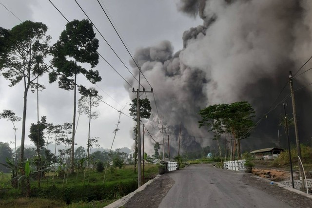 Aktivitas Gunung Semeru pascaerupsi pada Minggu (4/12/2022).
Foto: BPBD Lumajang