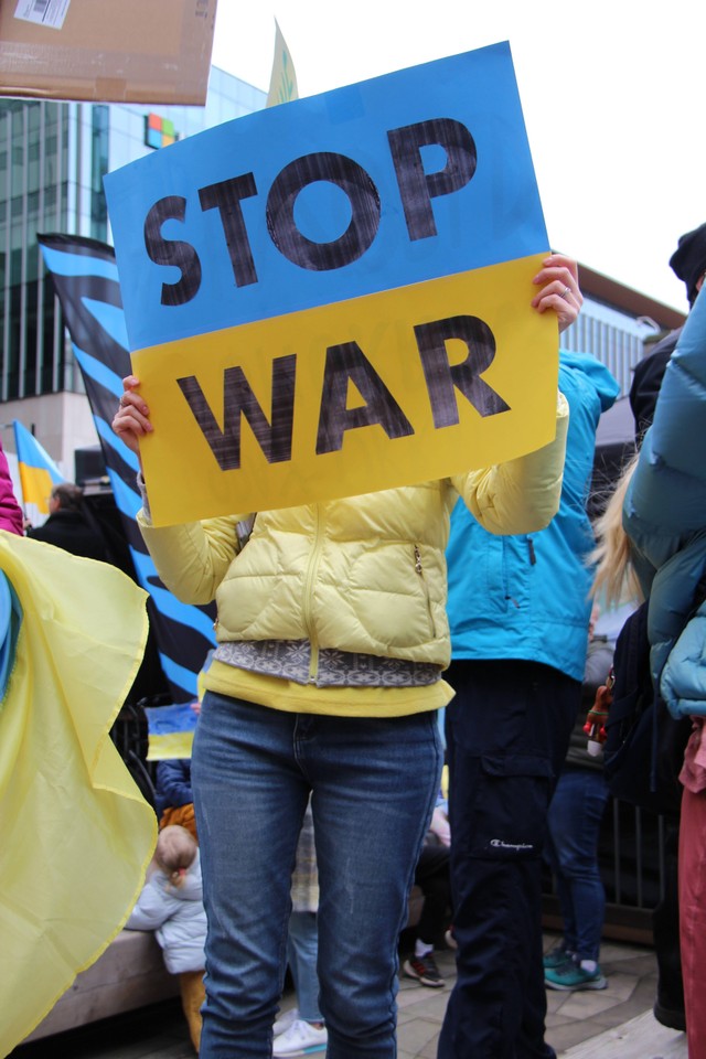 Stop War (Source: Foto oleh Sima Ghaffarzadeh: https://www.pexels.com/id-id/foto/orang-orang-orang-jalan-tanda-11322882/)