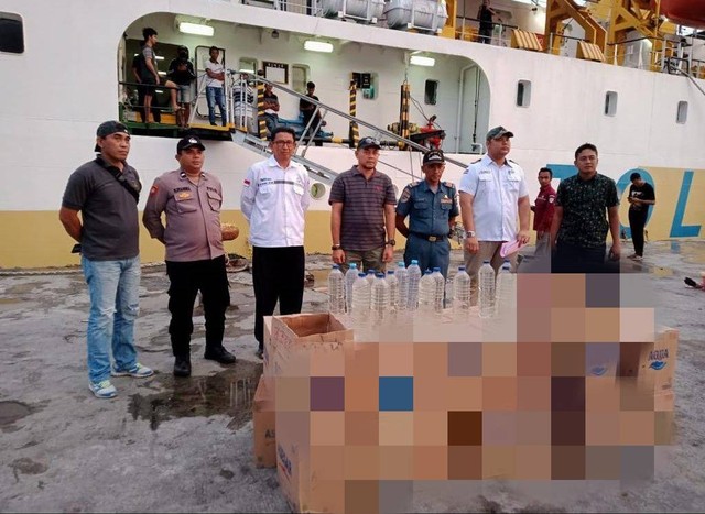 Puluhan dus berisi ratusan botol miras yang ditemukan di atas kapal. Foto: Istimewa