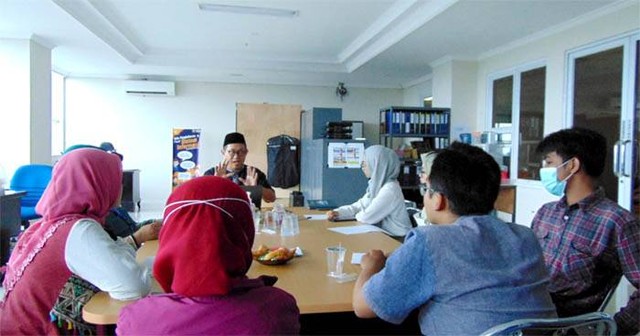 Deni Darmawan saat memberikan pelatihan di ruang Prodi Ekonomi Syariah Unpam (dokpri)