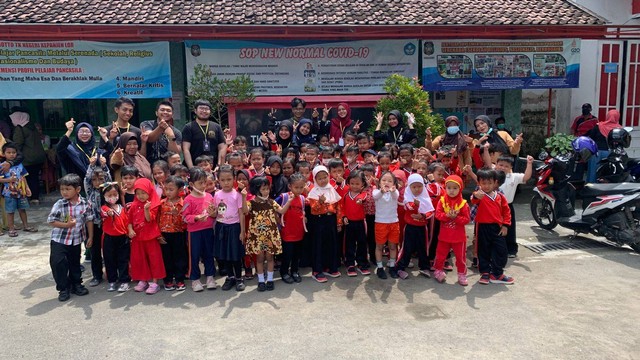 Foto bersama dengan anak-anak UPT SP TK Negeri Kepanjenlor (Dokumentasi Pribadi)