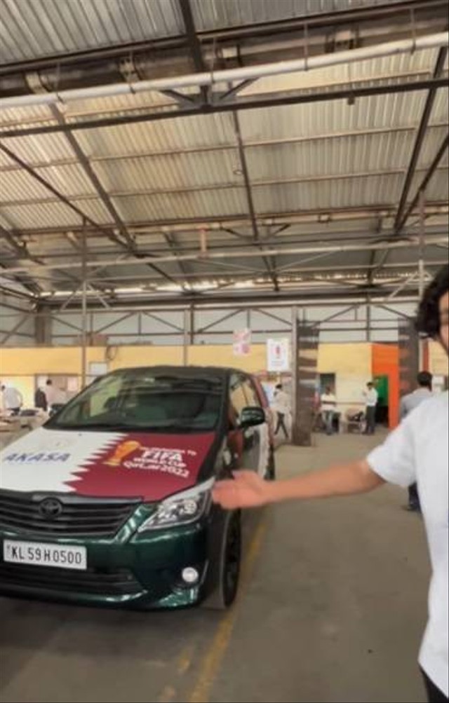 Satu keluarga dari India touring ke Qatar kakai Toyota Innova. Foto: Instagram/@the_parava