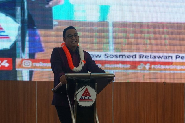 Anies Baswedan saat menyampaikan pidato deklarasi Relawan Perubahan di Padang, Sumatera Barat, Minggu (4/12/2022). Foto: Ariyanti/Langkan 