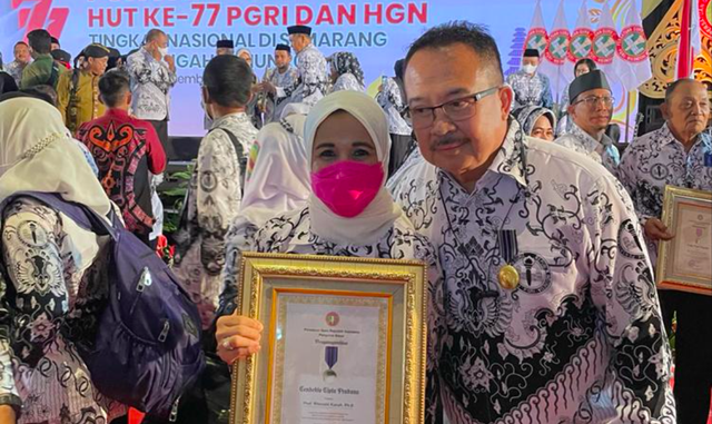 Komut PT Pos Indonesia, Rhenald Kasali (Kanan) meraih penghargaan Cendikian Cipta Pradana di Hari Guru Nasional. Foto: Istimewa