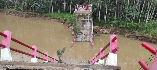 Jembatan di Pacitan Ambrol, Belasan Korban Jatuh Terbawa Arus Sungai