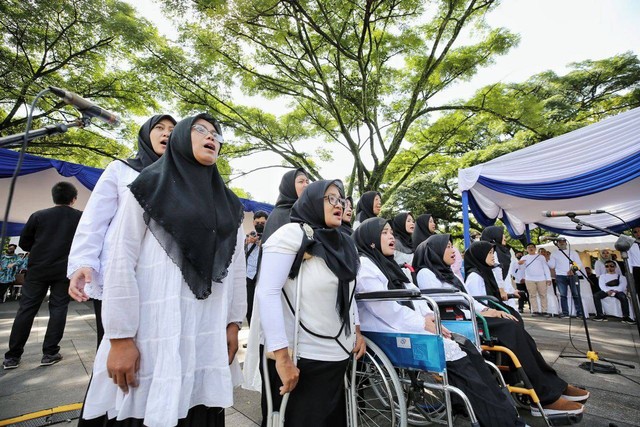 Sejumlah pegawai difabel yang dipekerjakan oleh Pemkot Bandung. Foto: Humas Pemkot Bandung