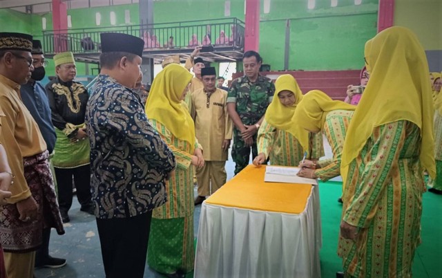 Penandatangan Berita Acara pengukuhan DPD MPM Kabupaten Sekadau. Foto: Dok. Diskominfo Kabupaten Sekadau