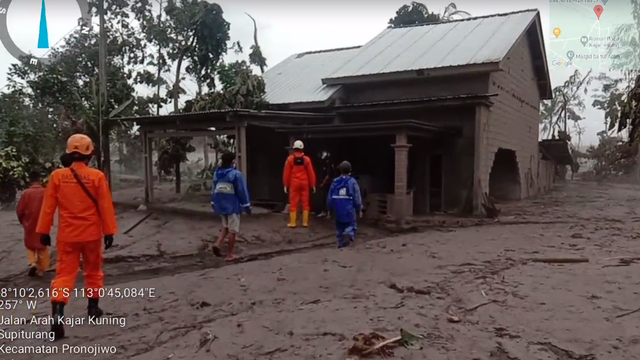 Kondisi rumah yang terendam lumpur tebal akibat erupsi Gunung Semeru di Desa Supiturang, Lumajang, Jawa Timur. Foto: Dok. Kantor SAR Surabaya