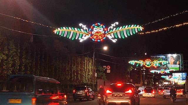 Hiasan Natal yang dipasang di sepanjang jalan Boulevard Manado