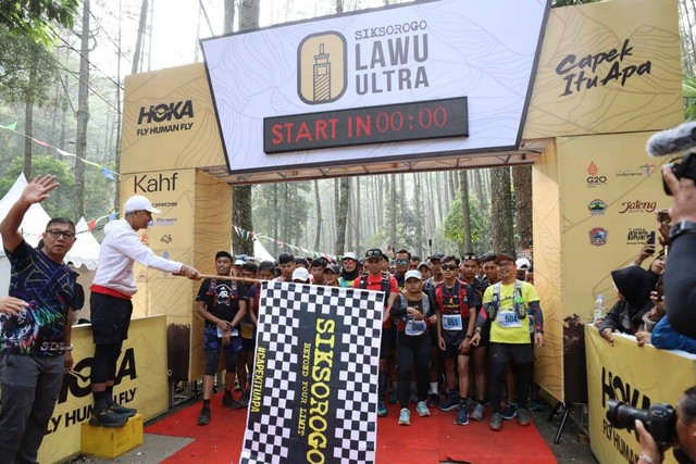 Gubernur Jawa Tengah Ganjar Pranowo yang membuka ajang lari Siksorogo Lawu Ultra 2022 sekaligus memperkenalkan sport tourism di Gunung Lawu. Foto: Dok. Istimewa
