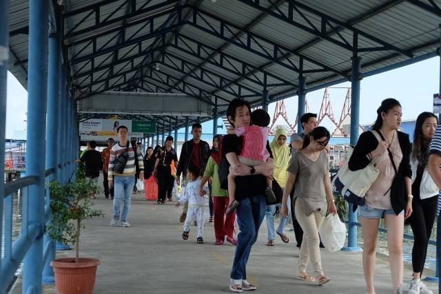 Sejumlah wisatawan mancanegara tiba di Pelabuhan Sri Bintan Pura sebelum pandemi. Foto: Ismail/kepripedia.com.