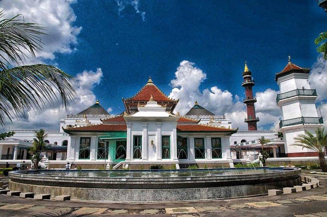 Masjid Agung Palembang sebagai salah satu peninggalan Kesultanan Palembang. sumber foto merupakan dokumentasi dari teman penulis.