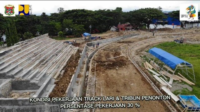 Kondisi pekerjaan track lari dan tribun penonton Stadion Manakarra Mamuju. Foto: Istimewa