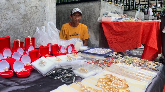 Penjual mutiara keliling asal Lombok pada Muktamar Muhammadiyah ke-48.                               Dok. Pribadi/Surya Kukuh