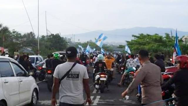 Konvoi fans negara peserta piala dunia di Kota Manado. (foto: istimewa)